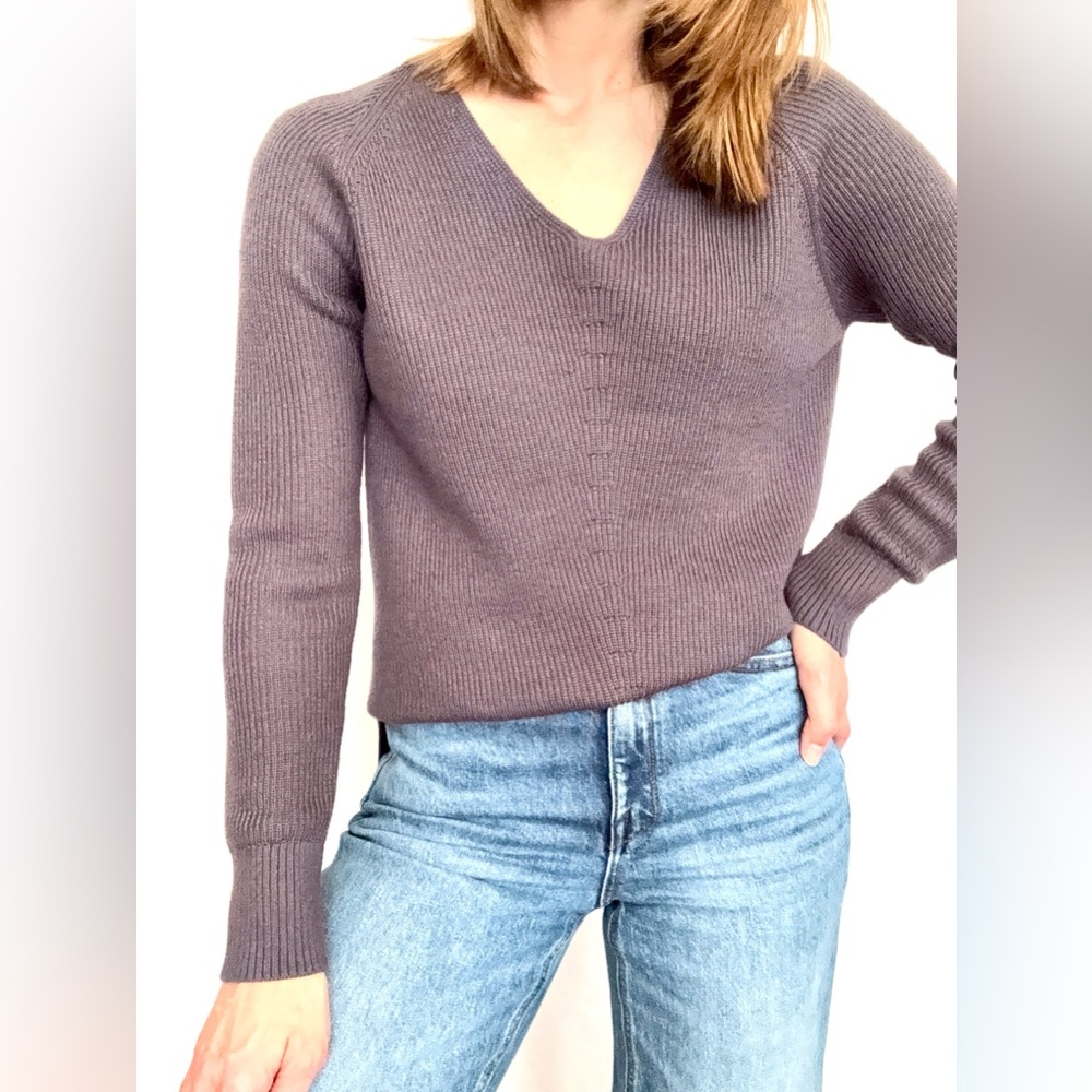 NWOT Athleta purple v-neck knit sweater long sleeve size XXS